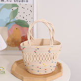 Joli bonnet coloré, petit panier, niche, seau découpé, sac en paille à main